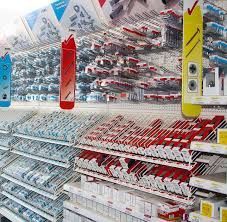 Un estante de una tienda lleno de herramientas y tornillos.