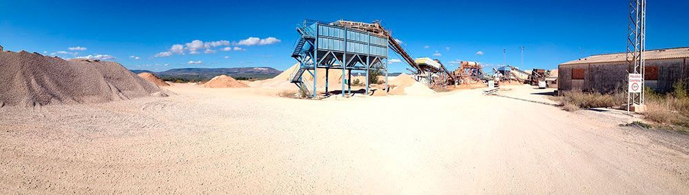 Un gran montón de tierra se encuentra en medio de un desierto.