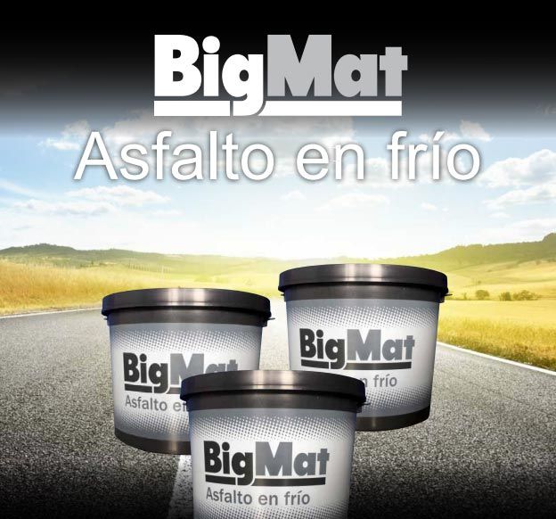 Tres contenedores de asfalto de gran tamaño en una carretera