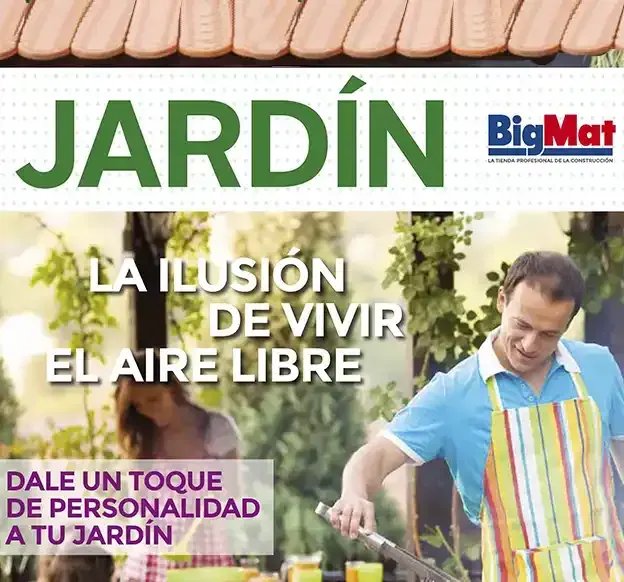 Un hombre con delantal está cocinando en el jardín.