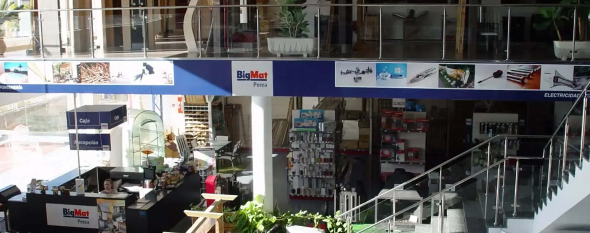 El interior de un edificio con un cartel que dice fedex