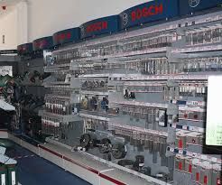 Una tienda Bosch llena de herramientas y taladros.
