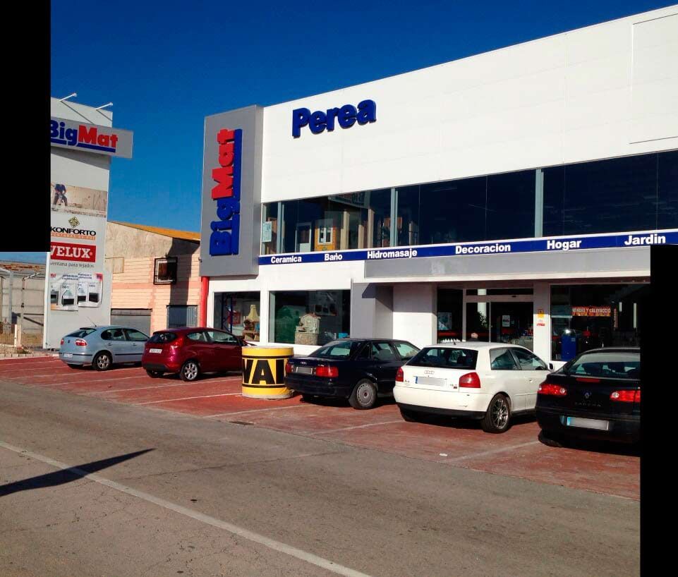 Los coches están aparcados delante de una tienda llamada perea