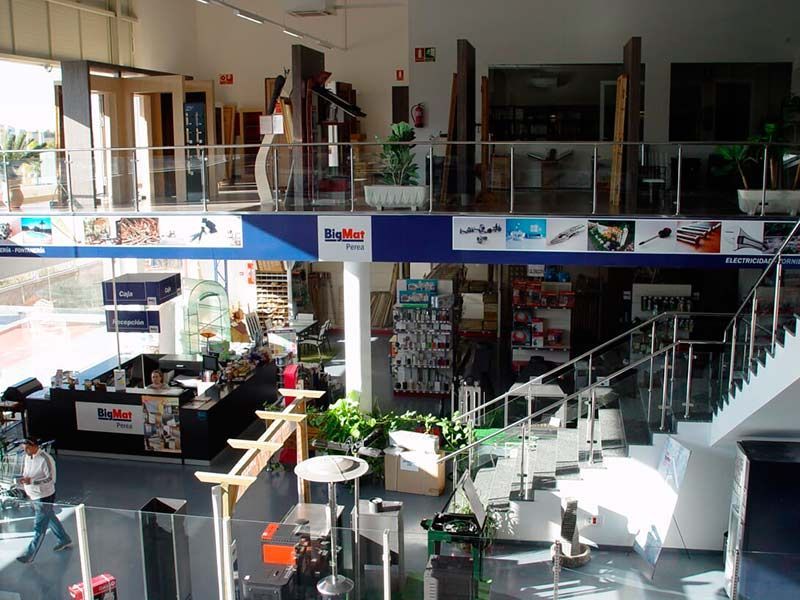 El interior de un edificio con un cartel que dice 'Keller'.
