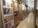 Un largo pasillo lleno de muchos azulejos en exhibición en una tienda.