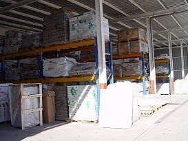 Un almacén lleno de muchas cajas y estantes.