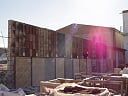 Un edificio grande con muchas cajas delante de él.