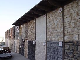 Un edificio con muchos tipos diferentes de piedra.