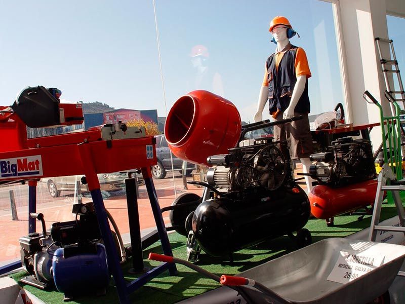 Una exhibición de equipos de construcción, incluida una hormigonera Bigmart