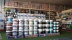 Una tienda llena de muchas botellas y contenedores.