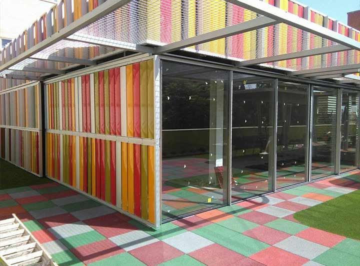 Un edificio con muchas ventanas y paredes coloridas.