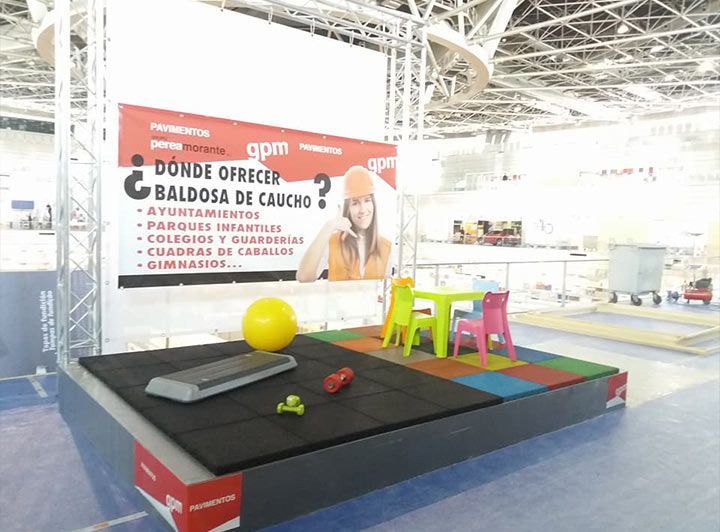 A stage with a sign that says donde ofrecer baldosa de cauche