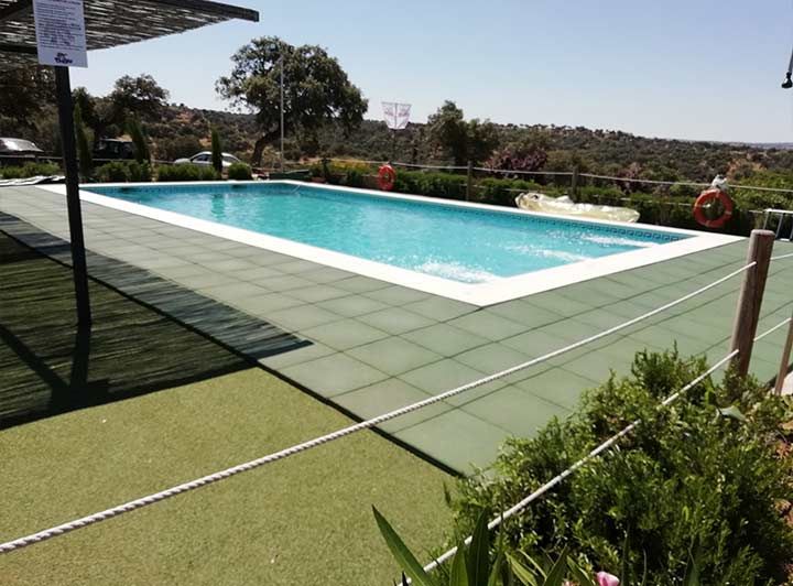 Una gran piscina con un cartel que dice que no se puede bucear.