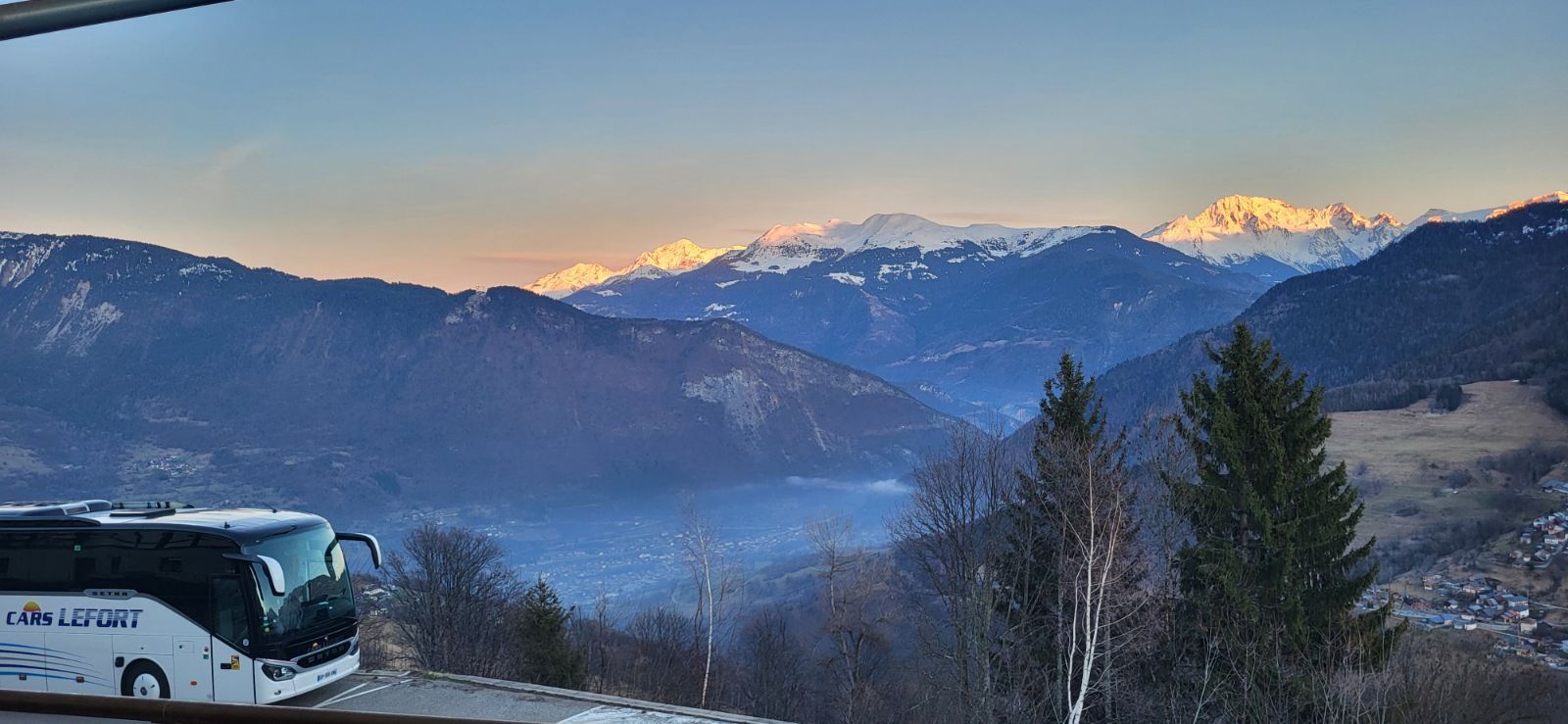 Au pied de la montagne