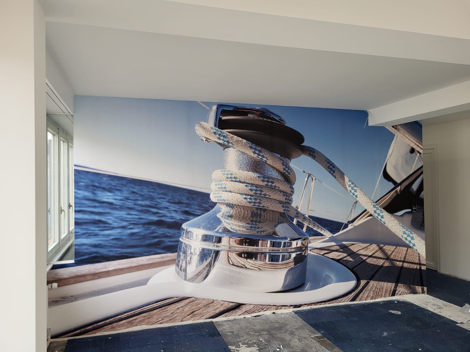 Une salle de bain avec un lavabo et une douche à l'italienne.