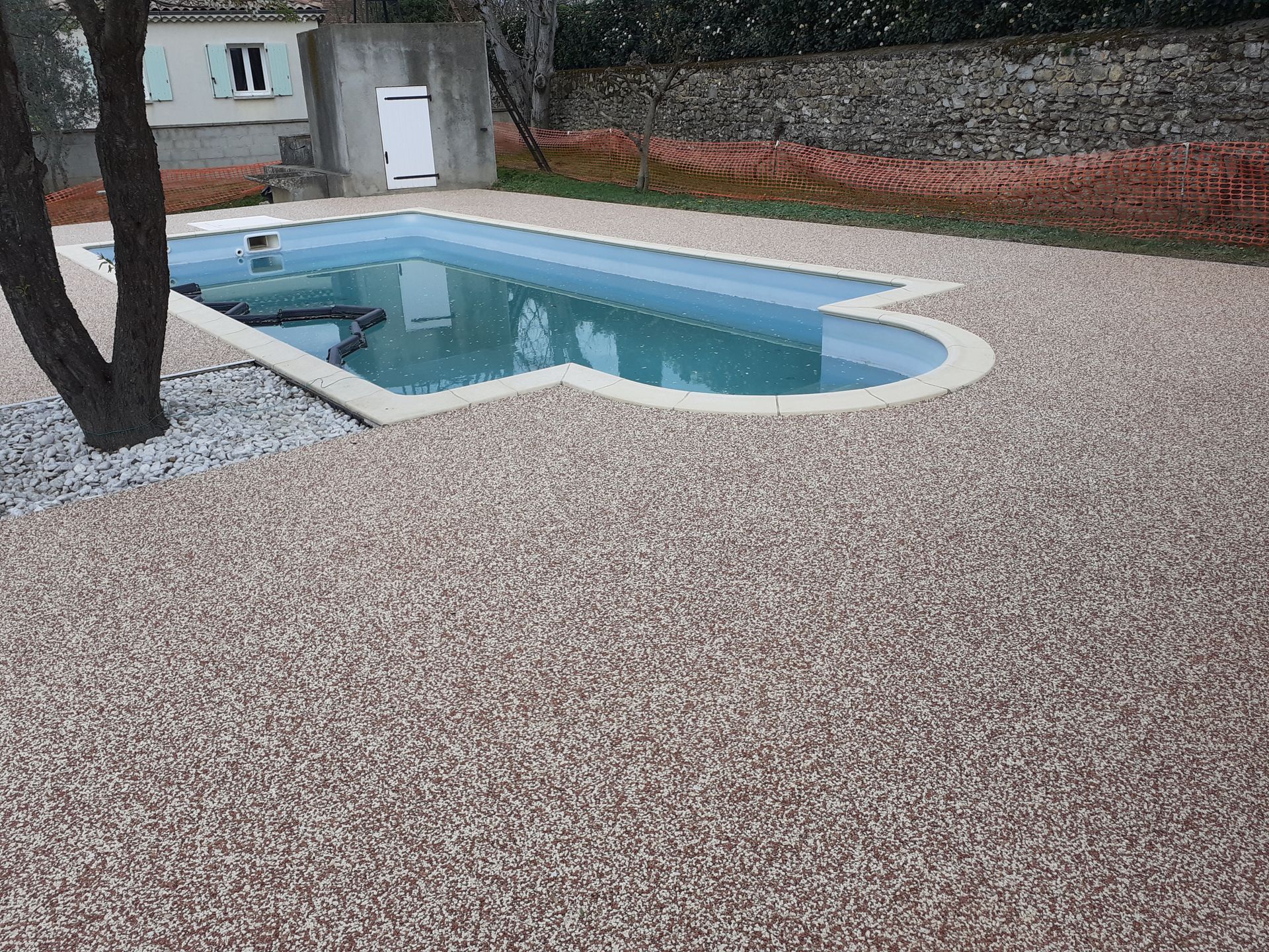 Moquette de pierre allant de la terrasse au portail