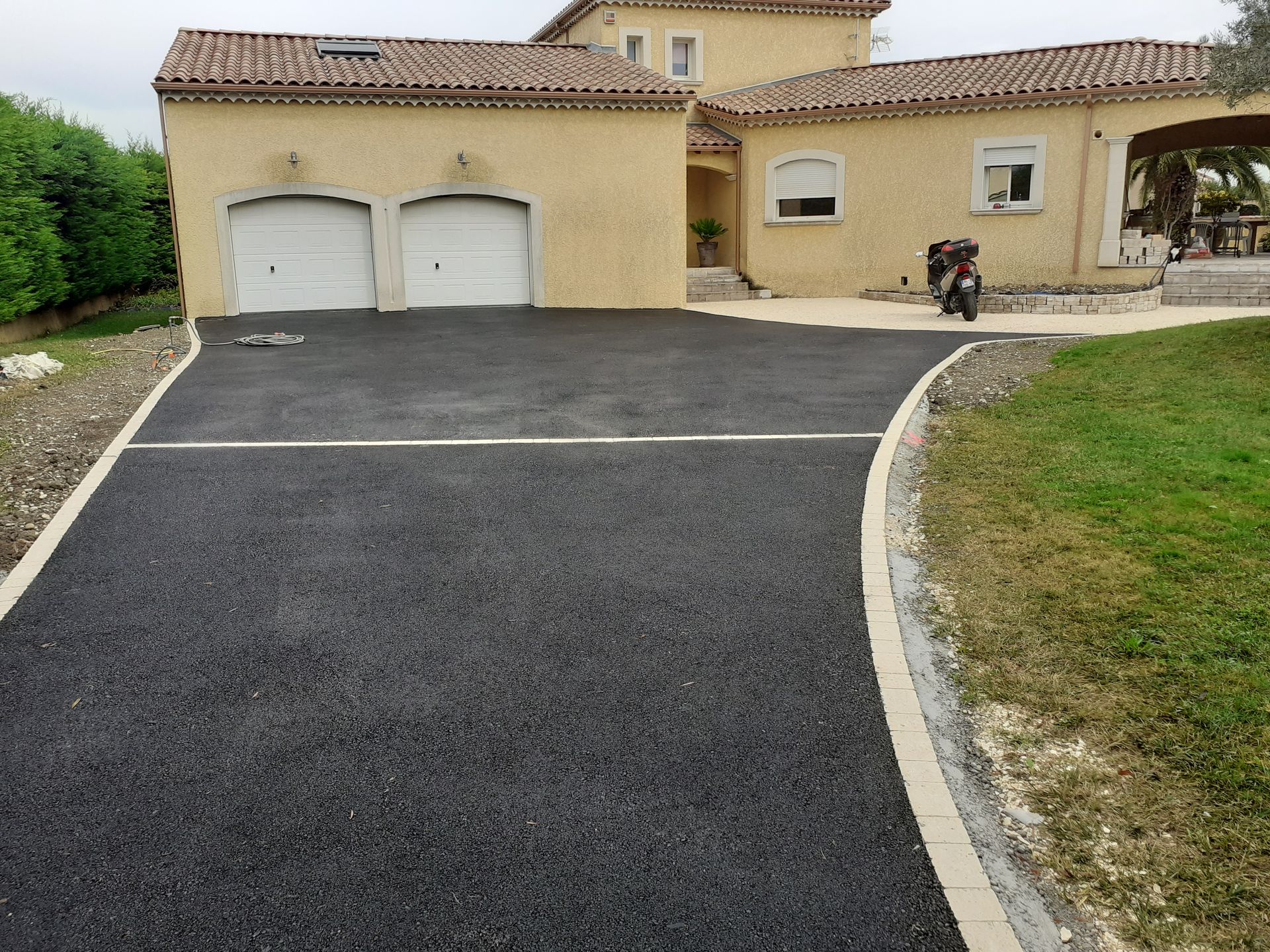 Entrée d'une maison en béton enrobé