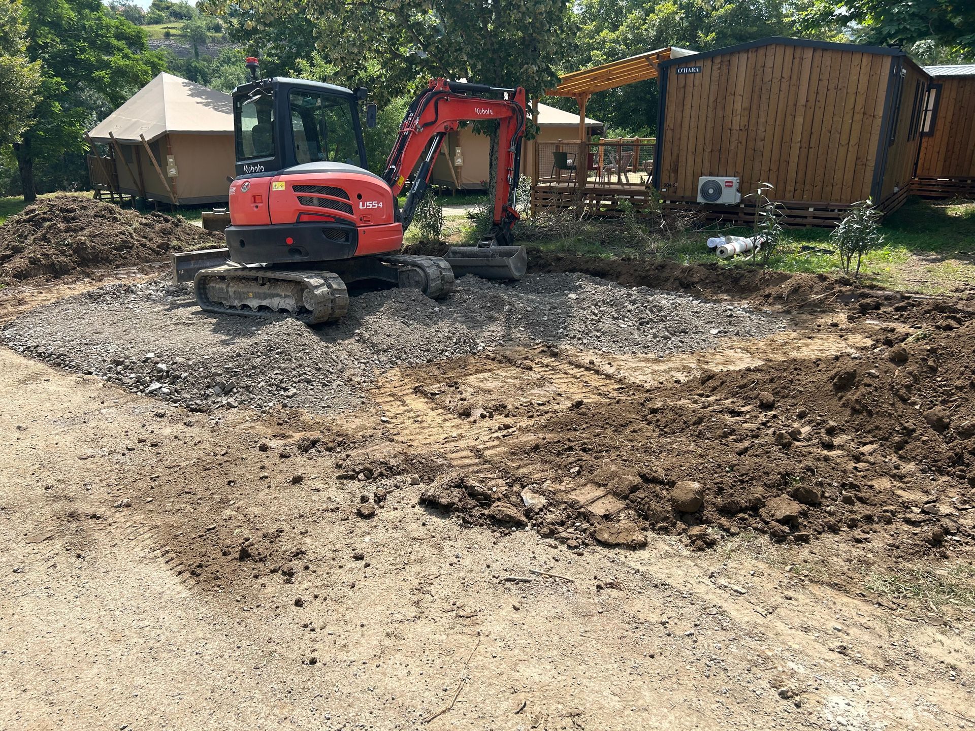 Terrassement d'un terrain avec une pelleteuse