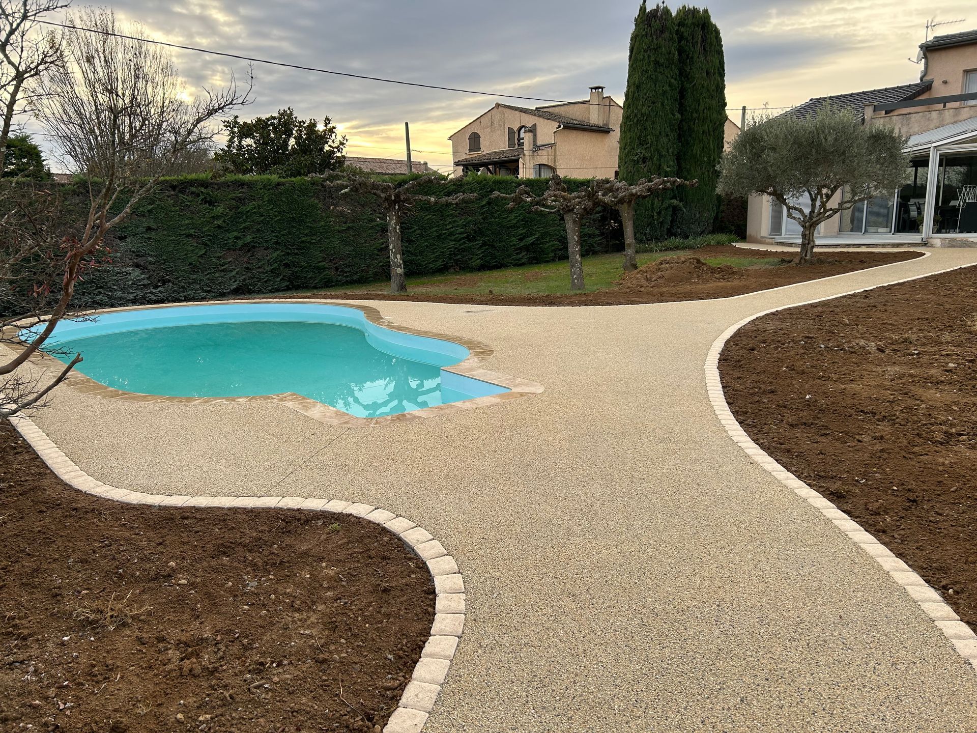Piscine dans un jardin avec une allée