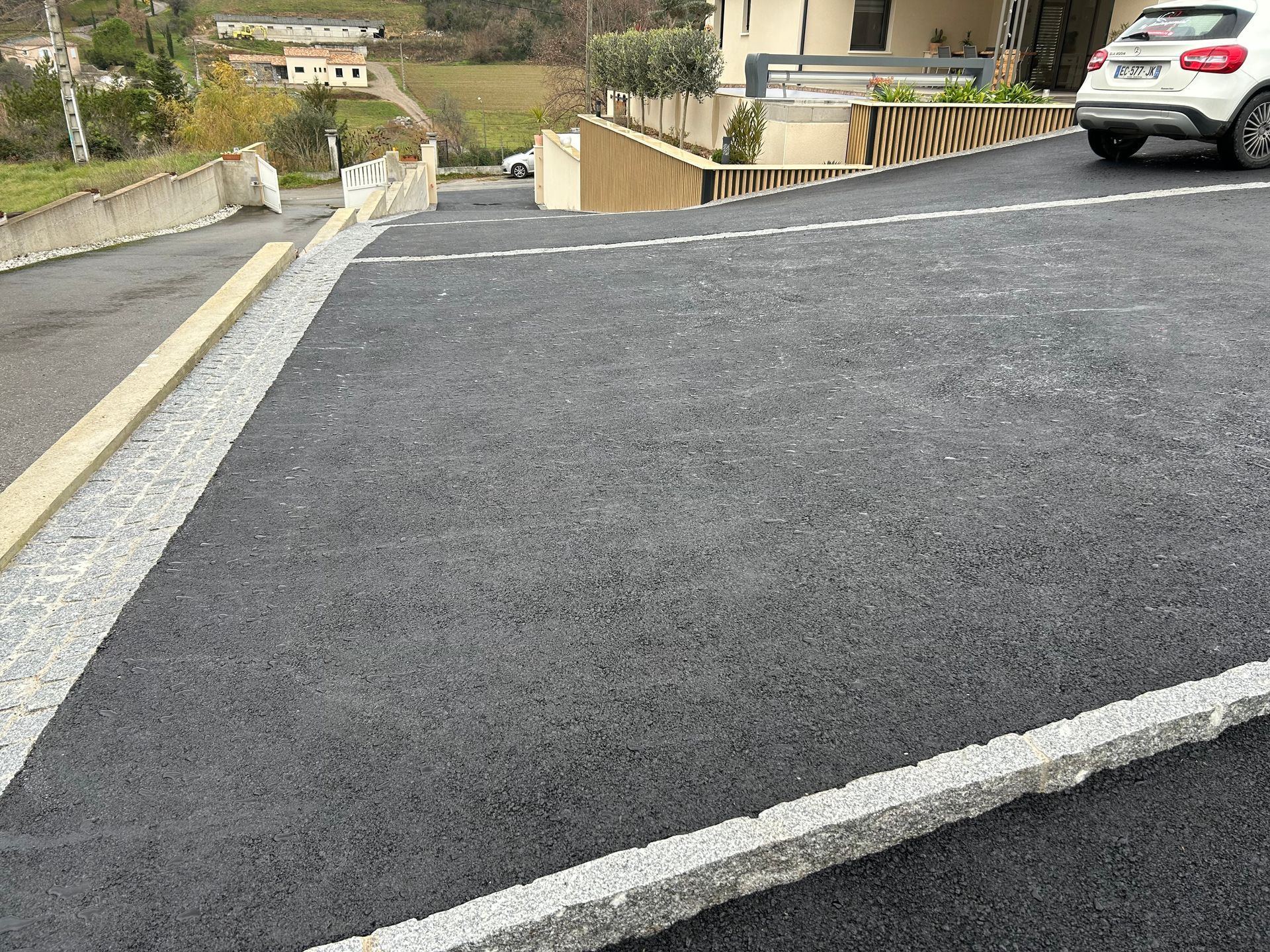 Cour en béton enrobé