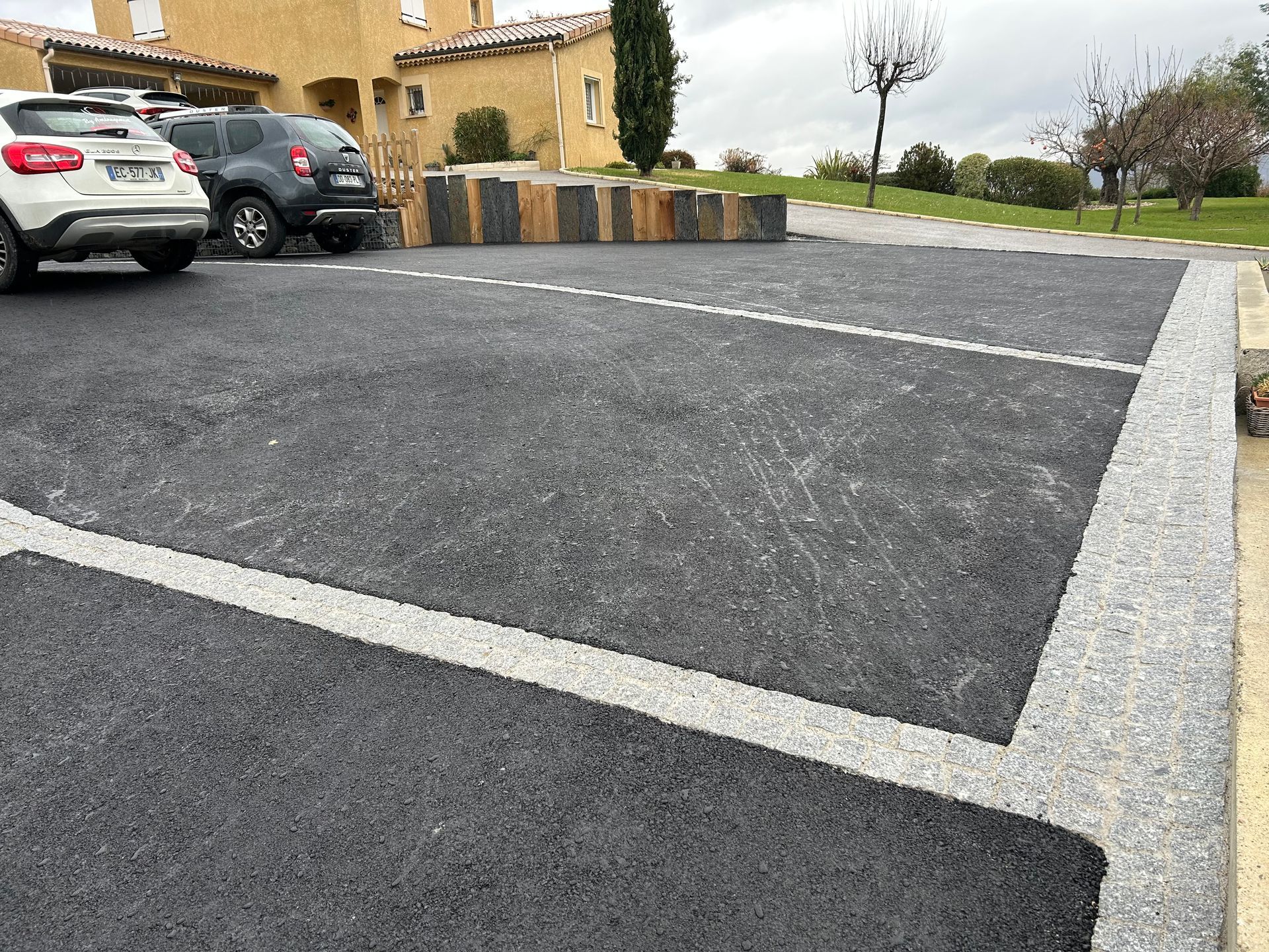 Place de parking en béton enrobé