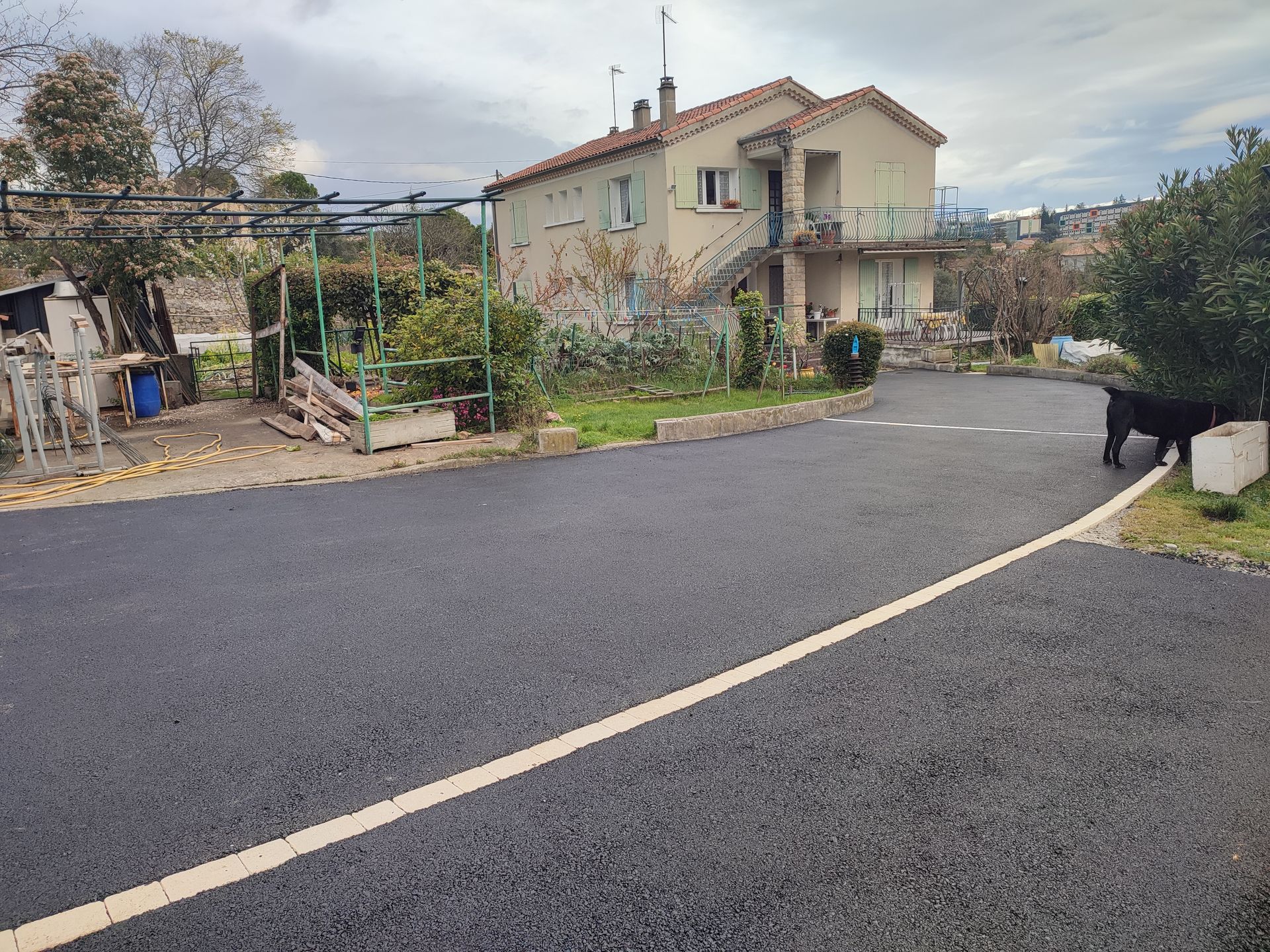 Allée d'une maison en enrobés
