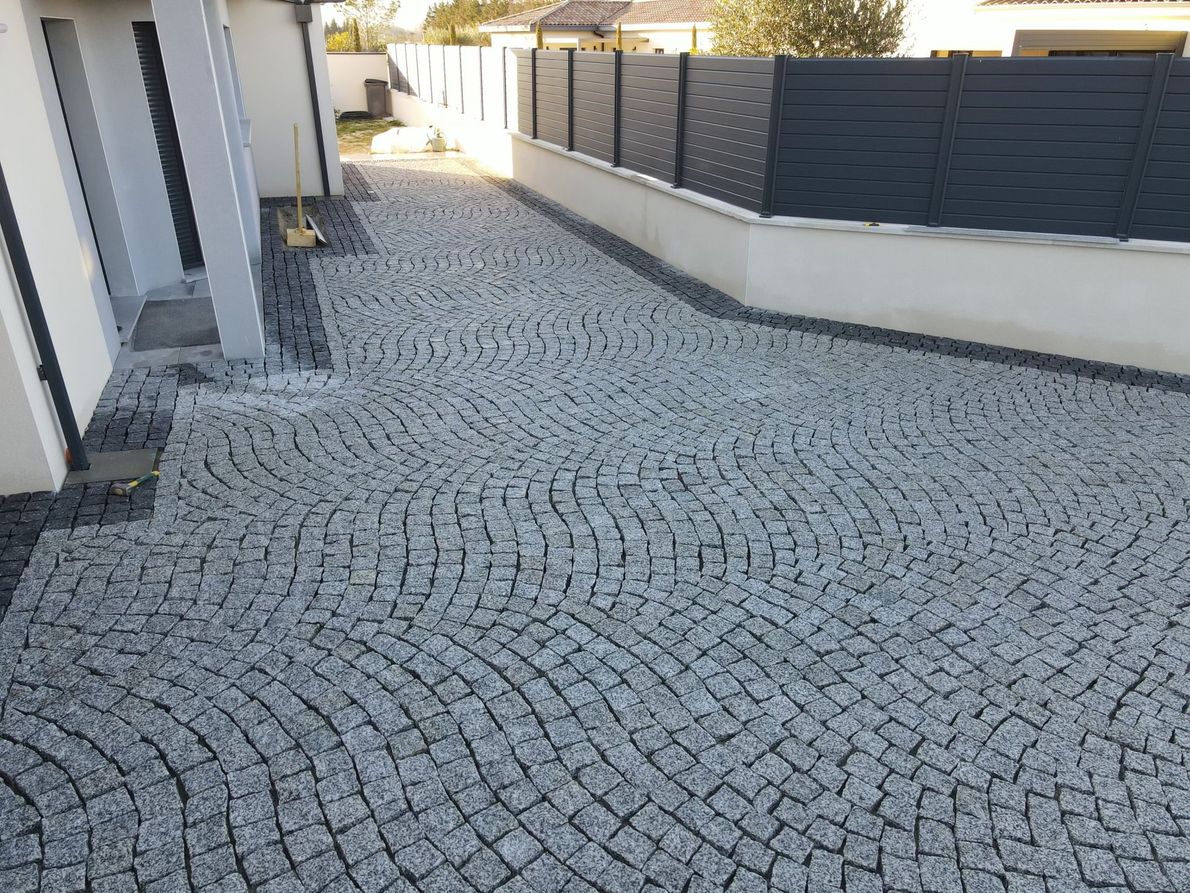 Cour de maison en pavés