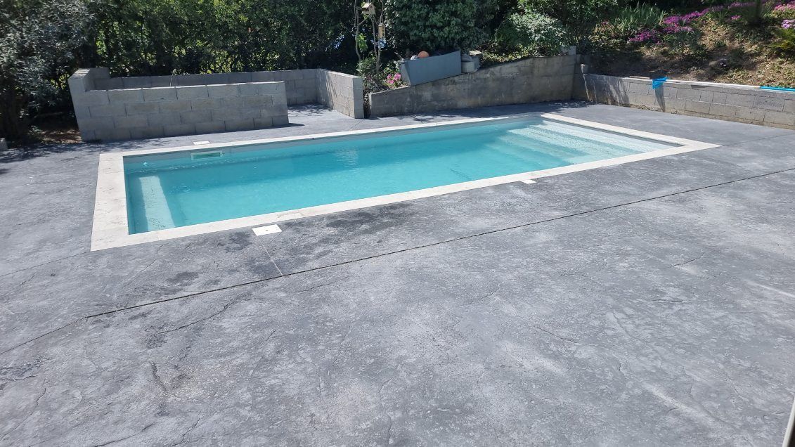 Piscine extérieure sur une terrasse en béton décoratif