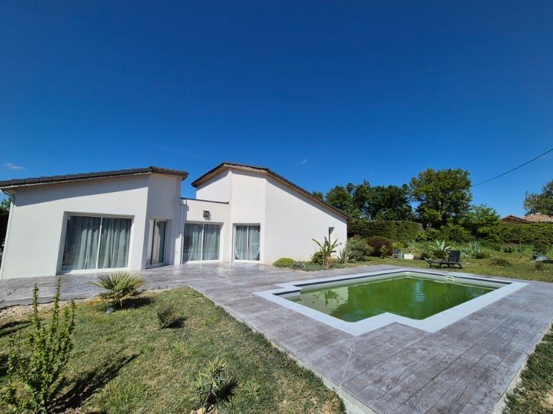 Terrasse en béton décoratif avec piscine