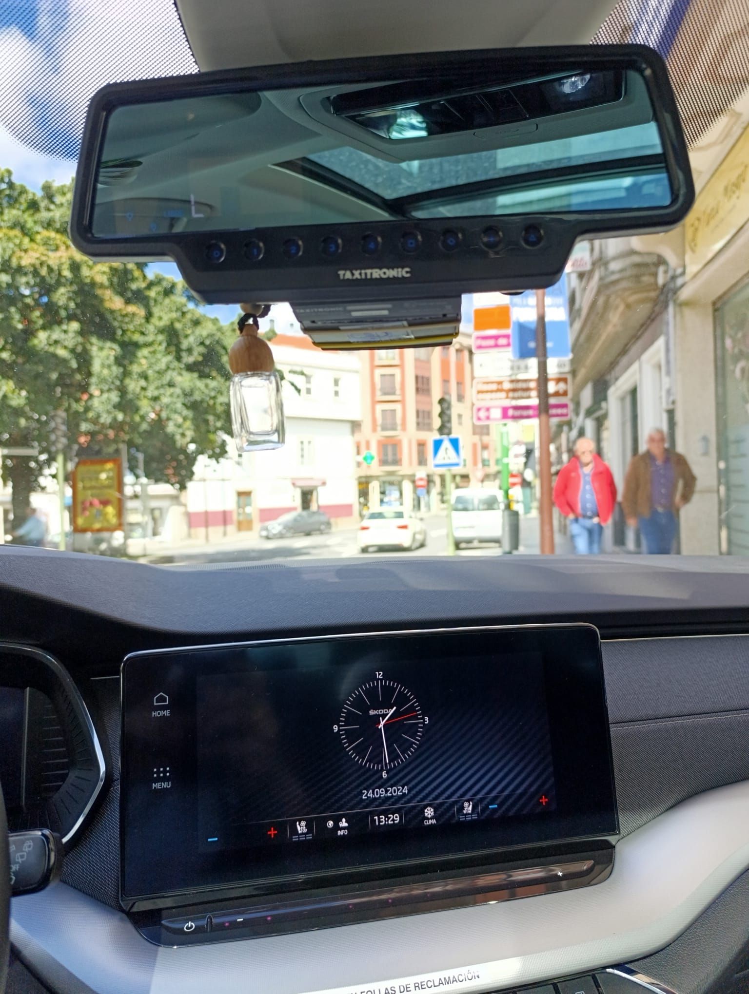 Un coche con un reloj en el salpicadero y un espejo retrovisor.