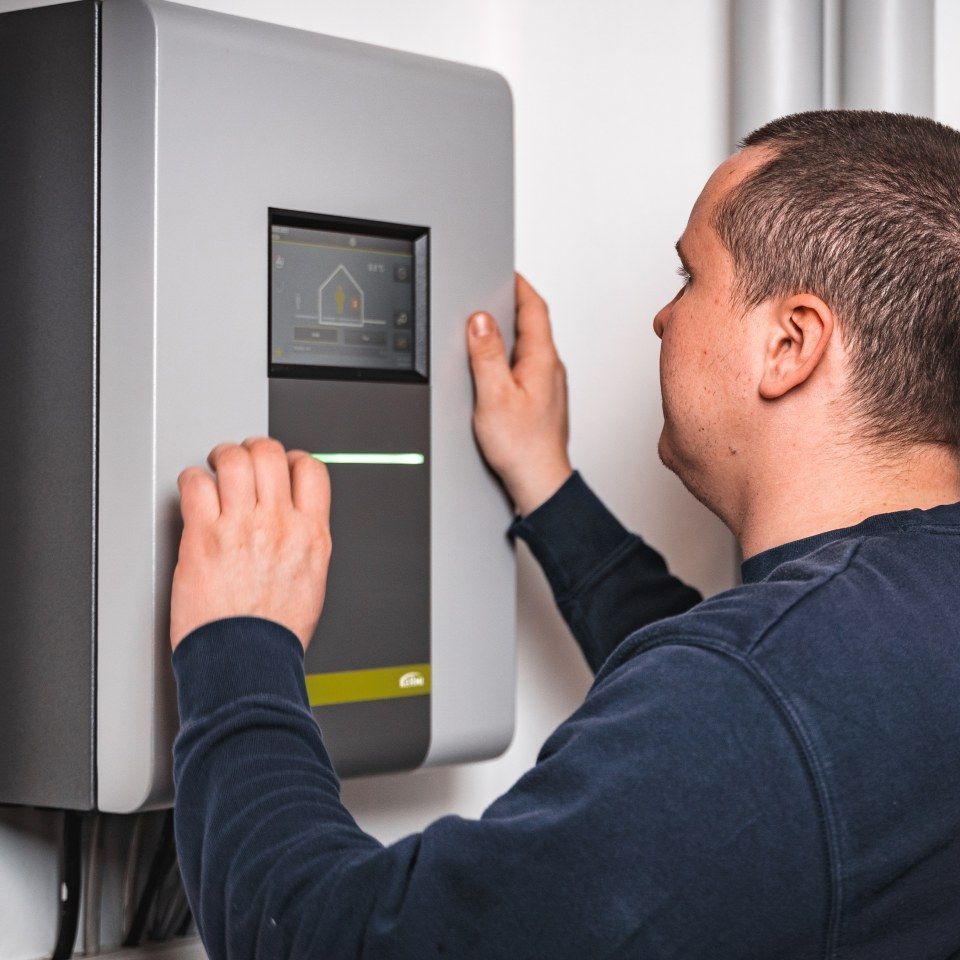 Günter Wagner GmbH – Techniker überprüft die Steuerungseinheit einer Zentralheizung