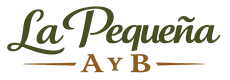 Logotipo con la inscripci&oacute;n &ldquo;La Peque&ntilde;a A y B&rdquo; en letra cursiva marr&oacute;n y texto con serifa sobre fondo claro.