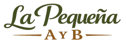 Logotipo con la inscripci&oacute;n &ldquo;La Peque&ntilde;a A y B&rdquo; en letra cursiva marr&oacute;n y texto con serifa sobre fondo claro.