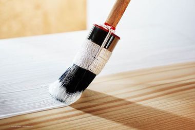Detailaufnahme eines Pinsels beim Anstrich von Holz