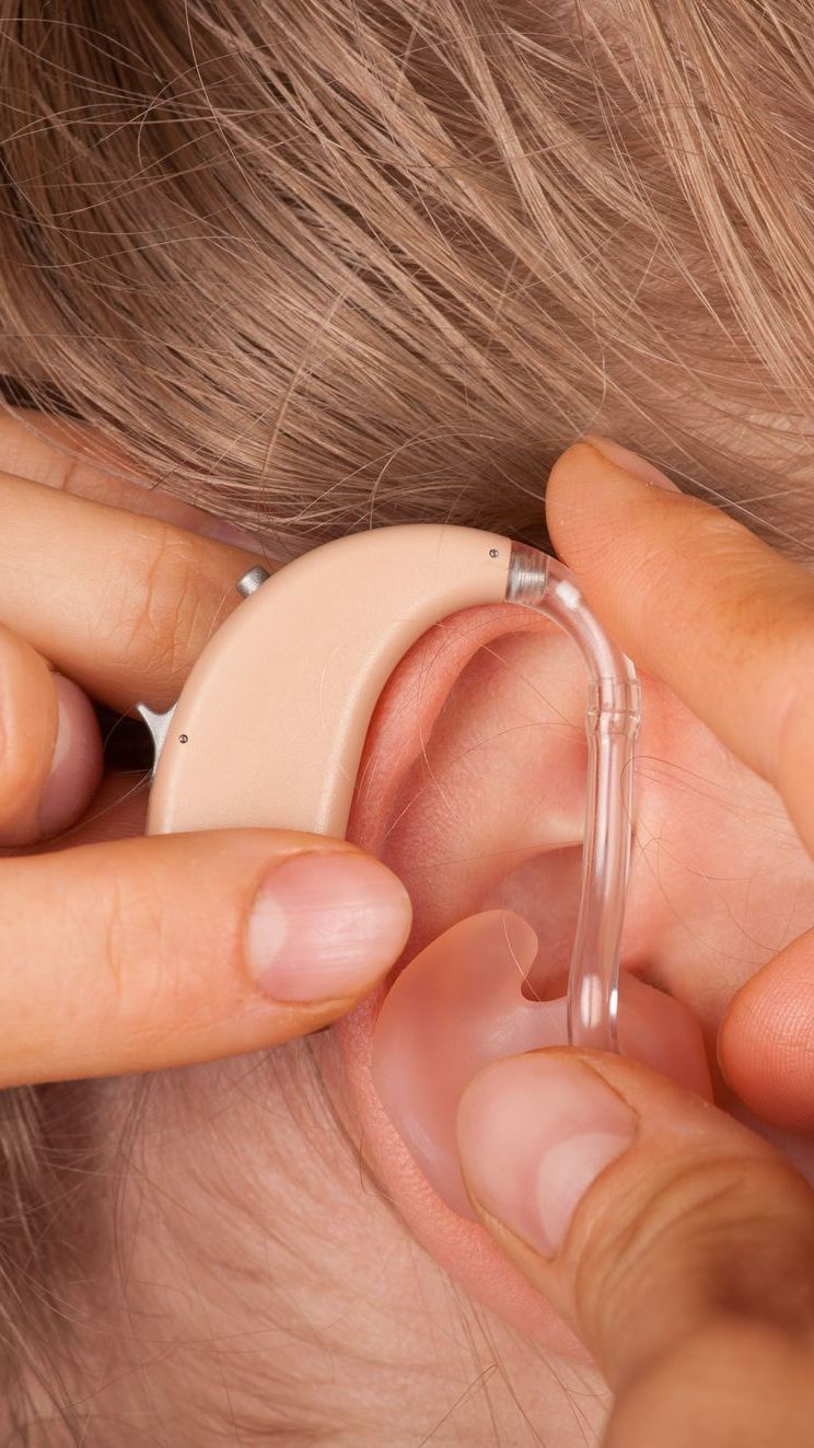 Appareil auditif contour d'oreille en installation