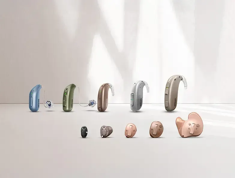 Personne âgée avec appareil auditif