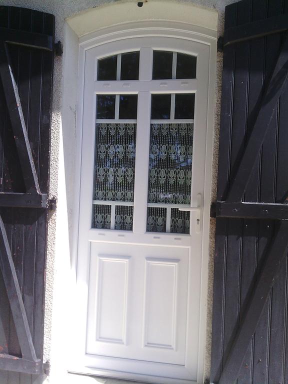 Volets noirs en bois