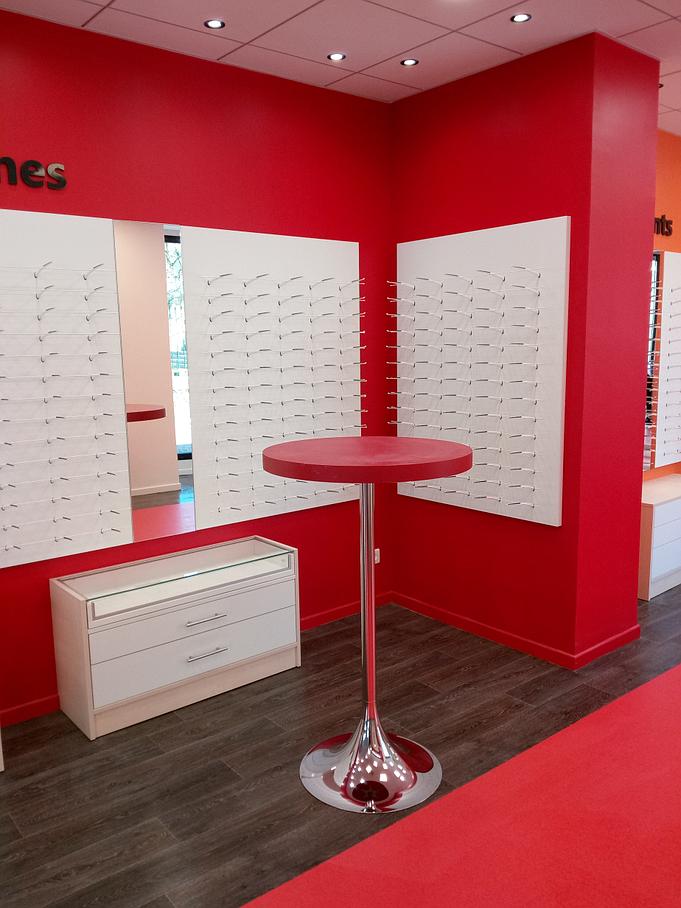 Présentoir à lunettes avec tabouret