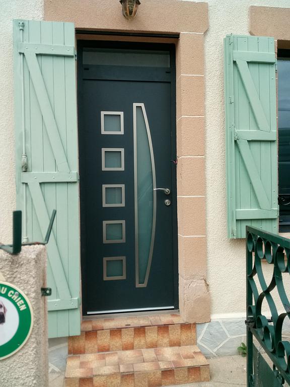 Porte en bois avec des volets verts