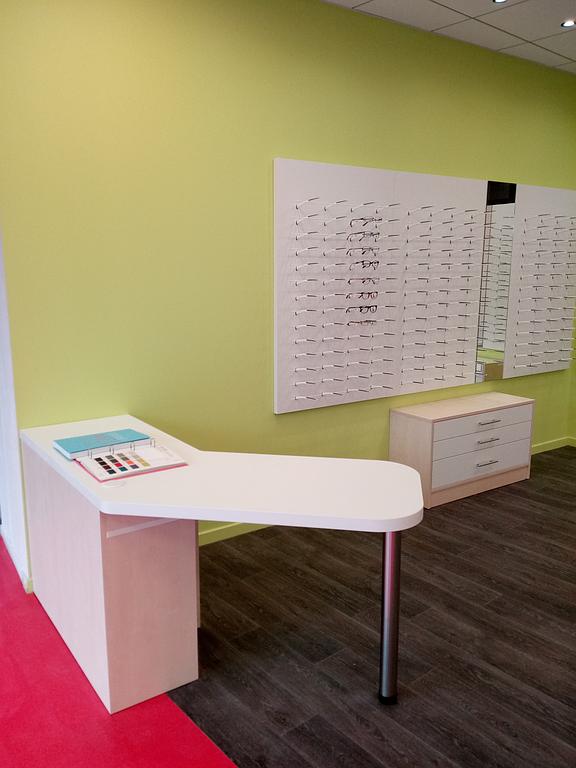 Présentoir et table d'un opticien