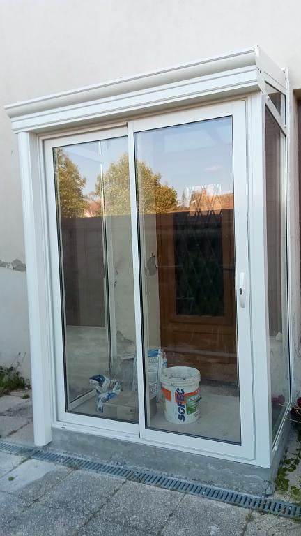 Baie vitrée blanche