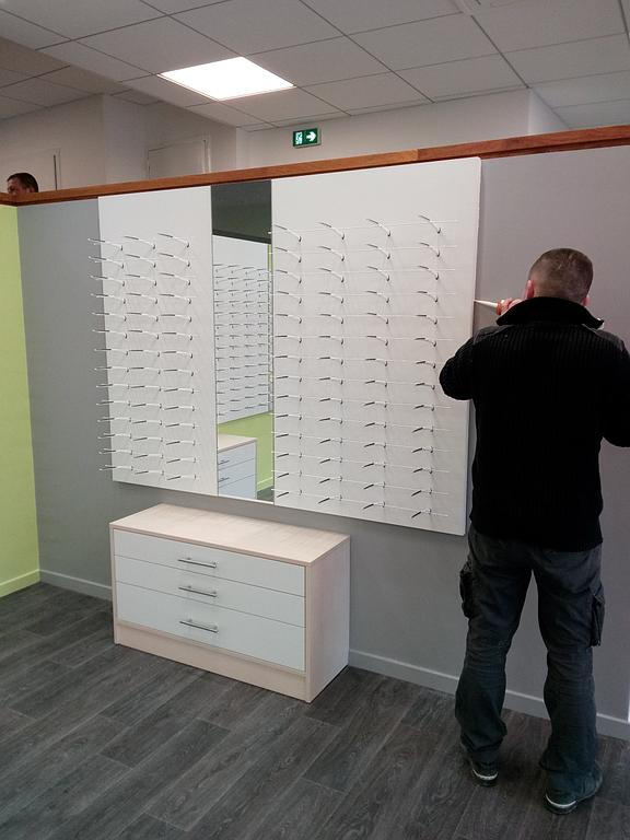 Artisan en train de monter un présentoir