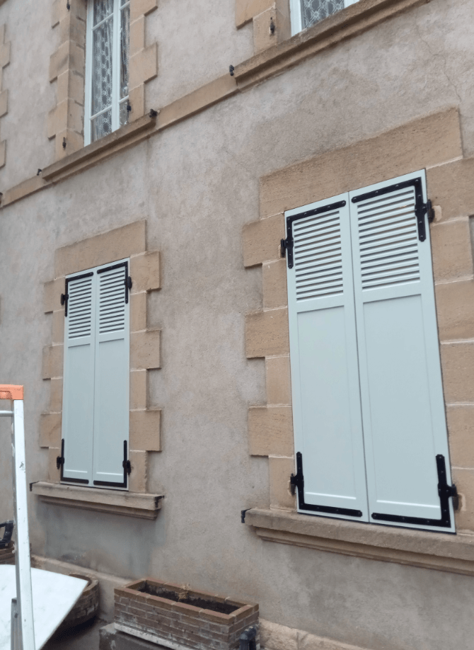 Volets en bois blancs