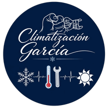 Logotipo circular azul marino de Climatización García con texto blanco, herramientas de climatización, termómetro, copo de nieve e iconos de sol.