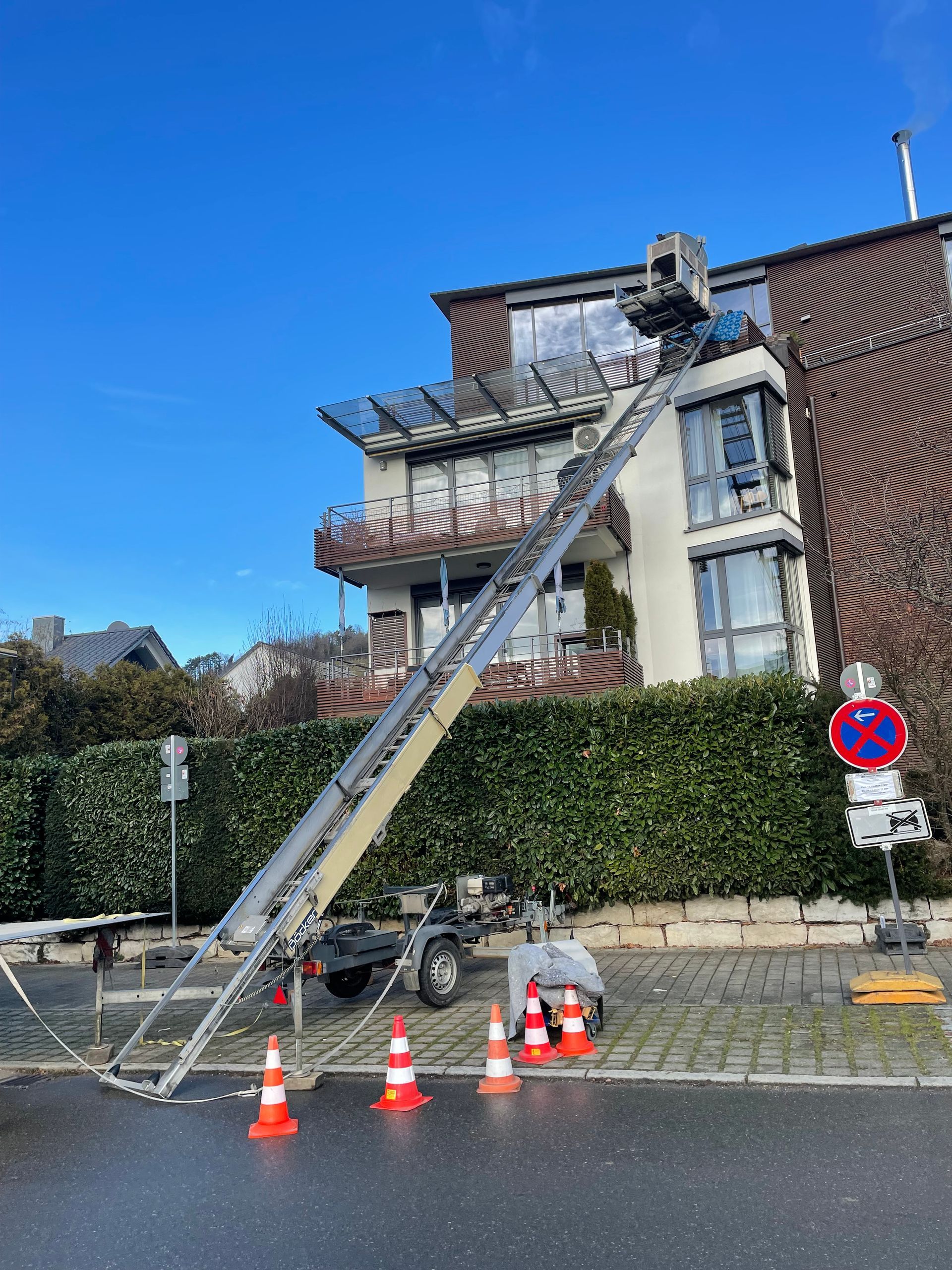 Möbellift an einem Hausdach bei einem Umzug.