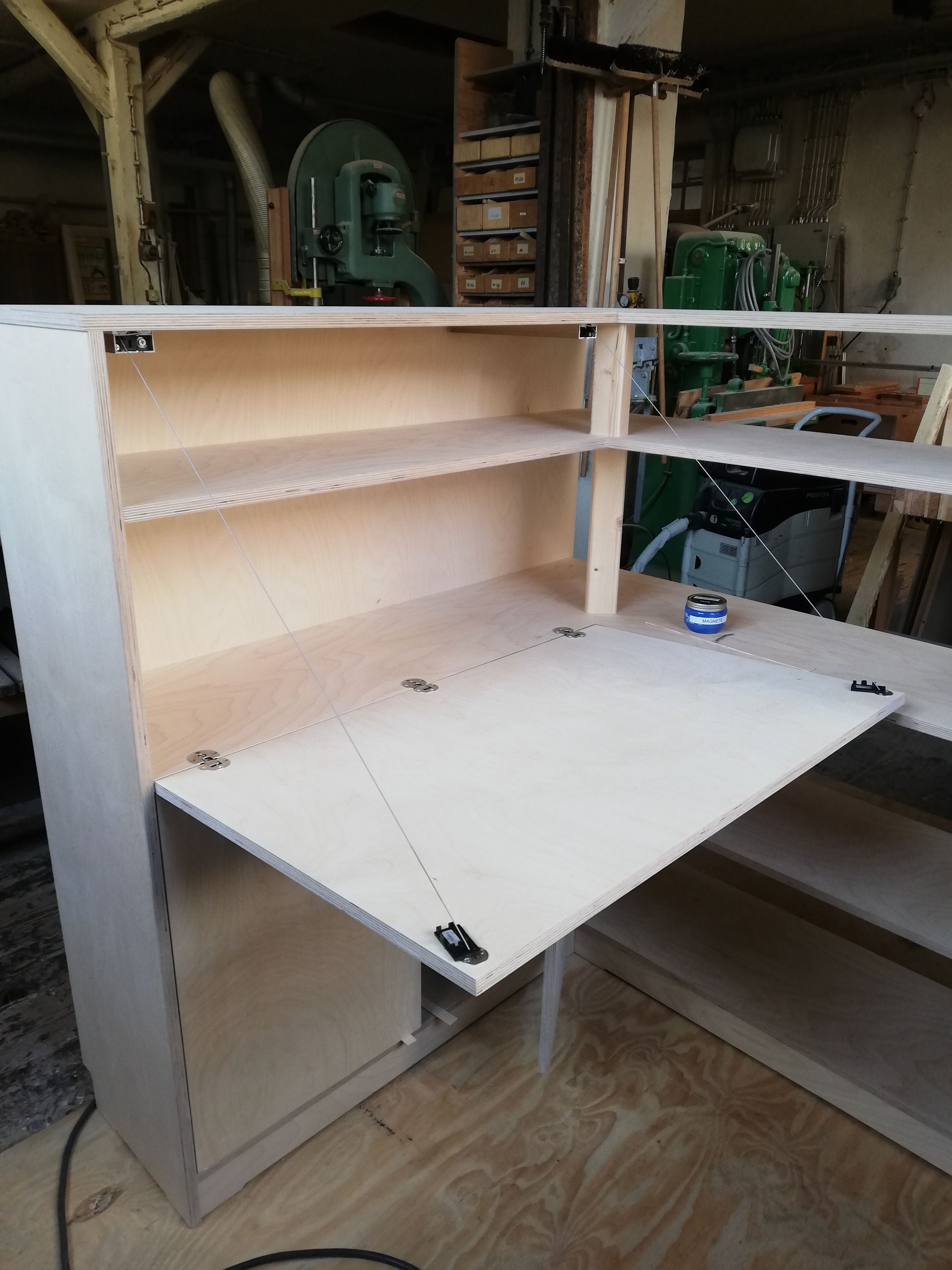 Schrank-Arbeitsplatz-Kombination