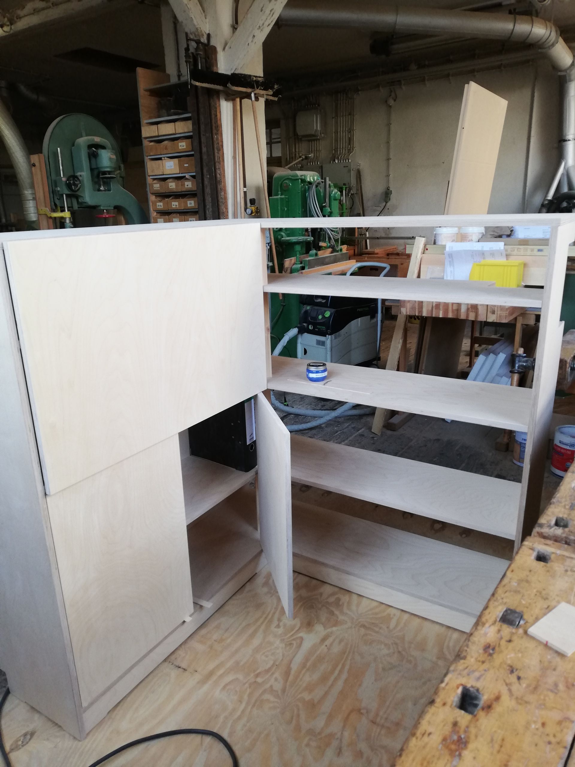 Schrank-Arbeitsplaz-Kombination geschlossen