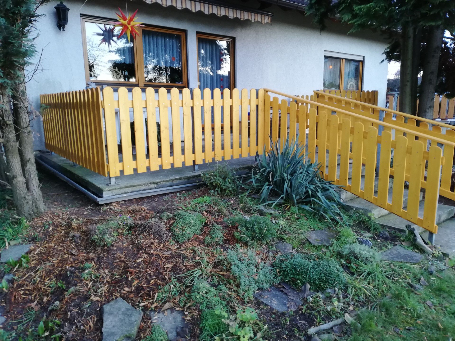 Terrasse mit Zaun aus Holz