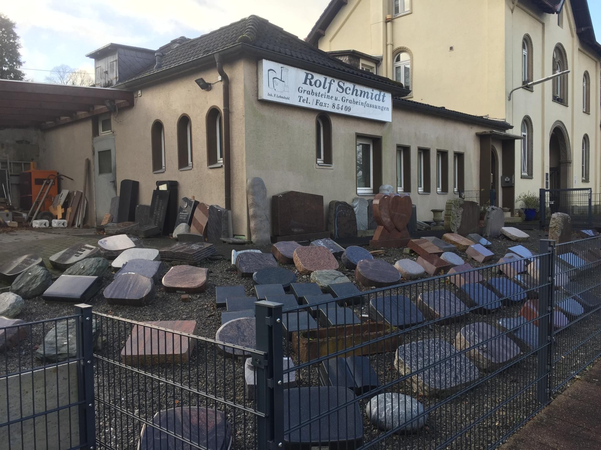 Bild verschiedener Grabsteine, vor dem Laden verteilt