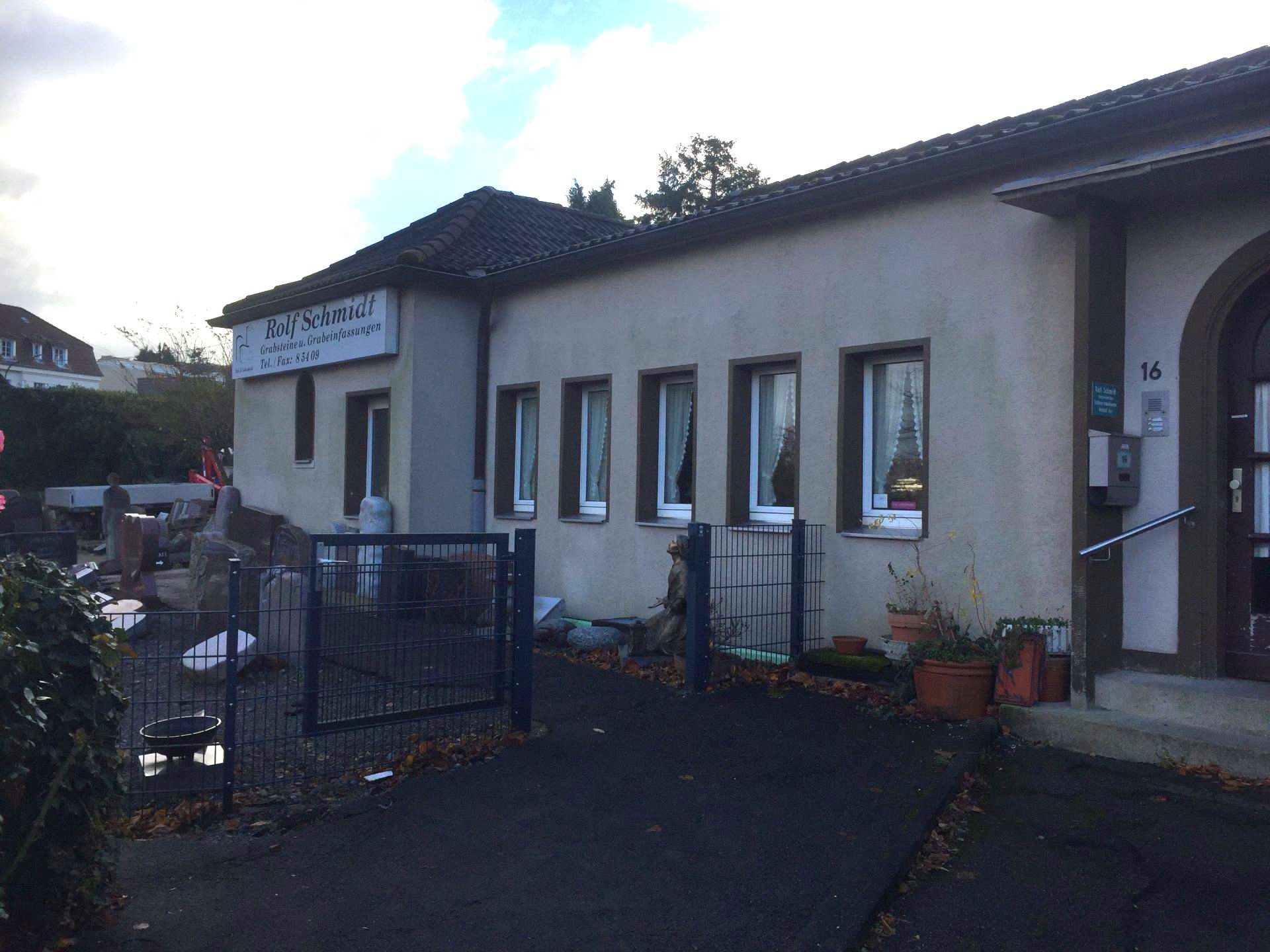 Bild verschiedener Grabsteine, vor dem Laden verteilt